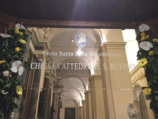 Aperta Porta San Rufino "Abbiamo tutti bisogno di perdono"