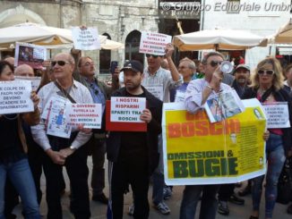 Banca Etruria, risparmiatori di Arezzo protestano davanti il Pavone