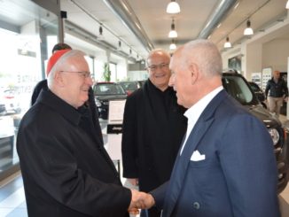 Saluto tra cardinale Bassetti ed Ettore Pedini