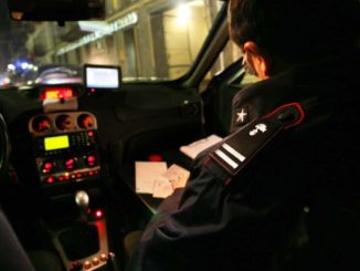 Follia in centro storico durante la notte, auto spaccate, i carabinieri arrestano straniero