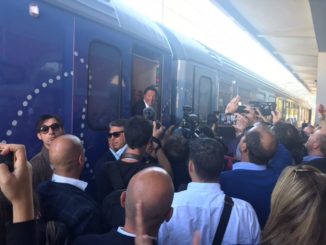 Renzi incontra i lavoratori della Perugina sul treno del Pd Destinazione Italia