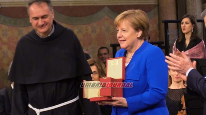 Angela Merkel riceve la Lampada della Pace dai frati di Assisi