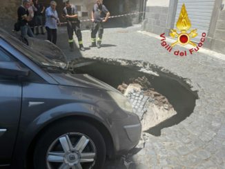 Si apre voragine a Orvieto, due auto coinvolte, nessun ferito