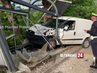 Tragedia sfiorata a Perugia, furgone centra in pieno cabina fermata autobus