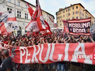 Tanti tifosi del Perugia calcio a festeggiare il 114mo compleanno