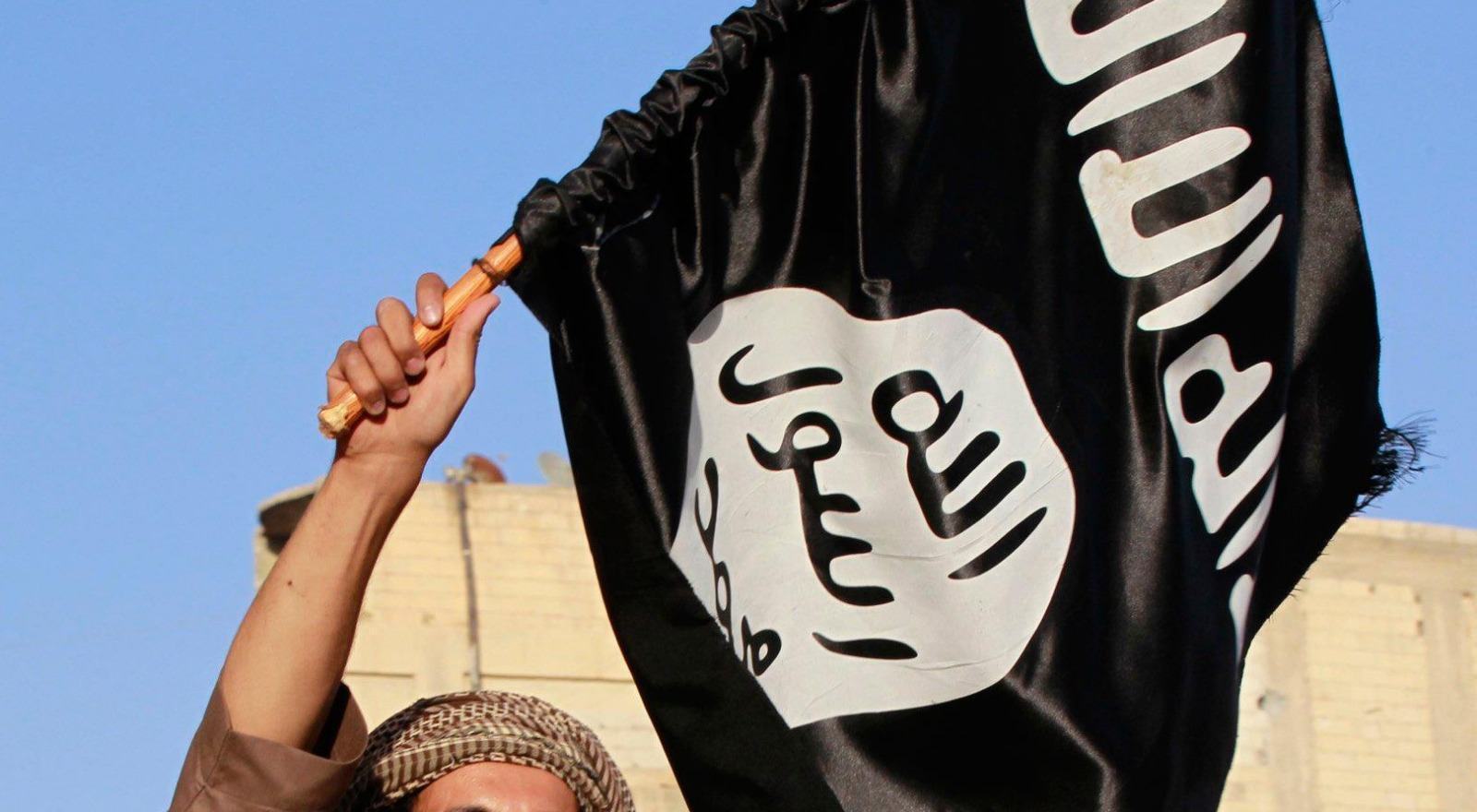 Фото на фоне флага игил. Флаг ИГИЛ. Флаг Исламского государства. Женщина с флагом Исламского государства. Символ ИГИЛА.