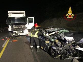 Tesla fa incidente stradale arriva camion e la travolge su E45, ferito il conducente