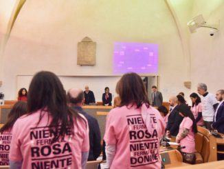 Lotta ai tumori femminili, consiglio comunale indossa magliette Pink is Good