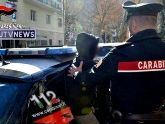 Crisi astinenza da droga, aggredisce madre e carabinieri, scatta arresto