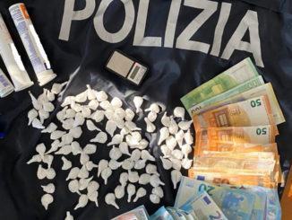 Centro involucri di cocaina Polizia arresta straniero per spaccio di droga