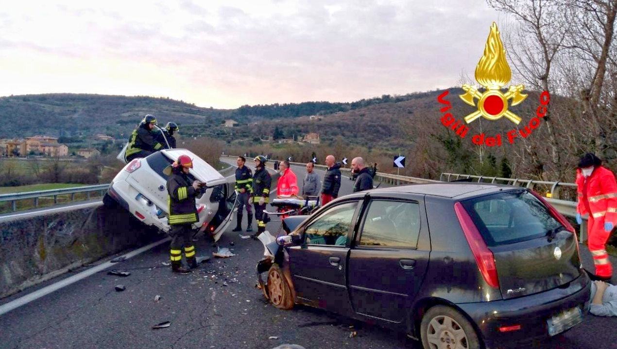 Incidente Con Feriti Sul Raccordo Ra6 Perugia Bettolle Due Auto Coinvolte
