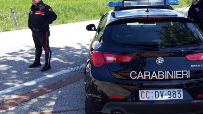 Senza patente tenta di investire carabiniere, arrestato
