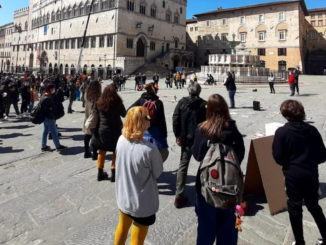 Studenti, genitori e docenti allo stremo, ancora protesta in piazza IV novembre a Perugia