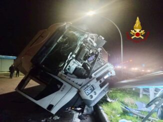 Camion finisce fuori strada, incidente a Deruta, un ferito