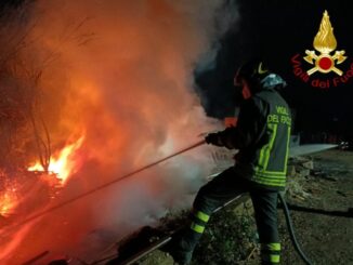 Incendio nella notte a Ponte della Pietra, a fuoco materiale di scarto