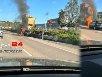 Incendio in E45, a Ponte San Giovanni, a fuoco un'Alfa MiTo