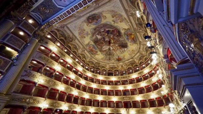 Emozioni a teatro in Umbria, dalla vita di Raffaello a Una giornata particolare