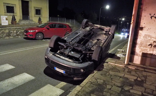 Perugia, si cappotta con l'automobile e poi scappa: lo cerca la polizia