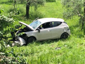 Incidente stradale a Casaglia di Perugia, auto vola in una scarpata