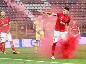 Calcio, il Perugia frana sotto il peso di 5 gol, contestato il presidente Santopadre, tensioni in campo