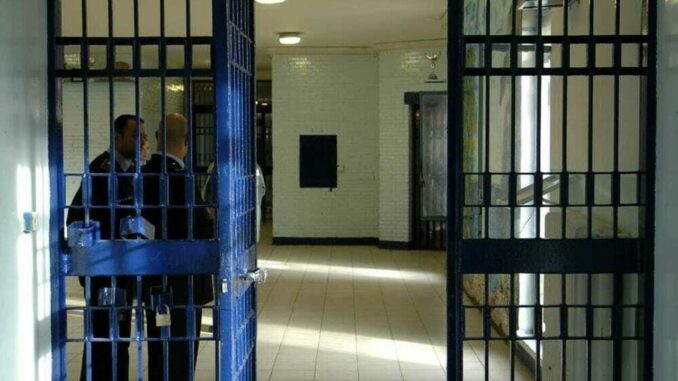 Revocata detenzione domiciliare, polizia riporta in carcere 42enne