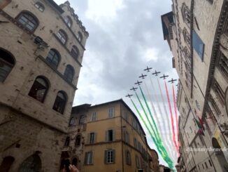 Frecce Tricolori su Perugia, per i 100 anni dell'Aeronautica Militare Italiana
