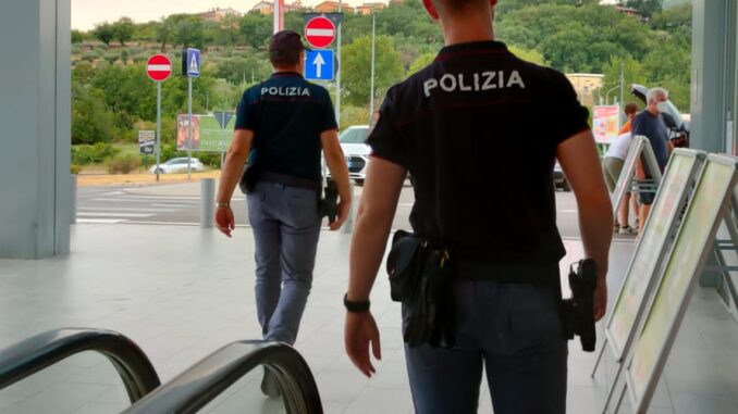 Arresto per rapina impropria a Perugia, tentativo di furto in negozio con aggressione
