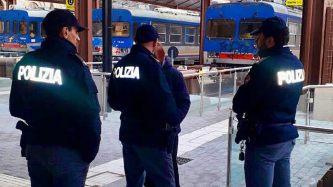 Molesta cittadini alla stazione Sant'Anna, scatta denuncia per straniero