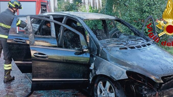 Incendio auto a San Terenziano, vettura nei pressi di un hotel