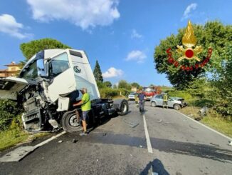 Grave incidente stradale auto contro camion, grave conducente