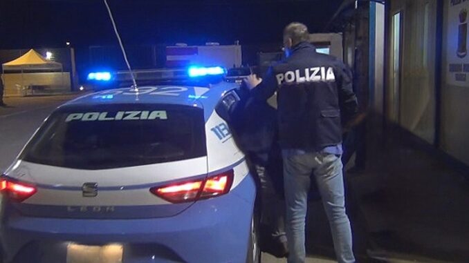 Spintona e picchia i poliziotti, arrestato romeno a Madonna Alta