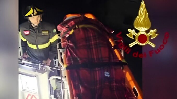 Donna malata servono cure urgenti, Pompieri la mettono in salvo con straordinario intervento