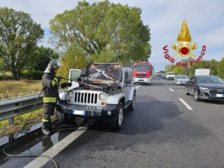 Incendio autovettura su SS75, intervento Vigili del Fuoco di Assisi