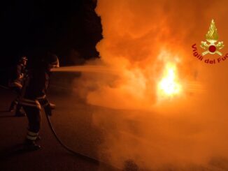 Incendio di un’auto a Fossato di Vico, in fiamme una Mini Cooper