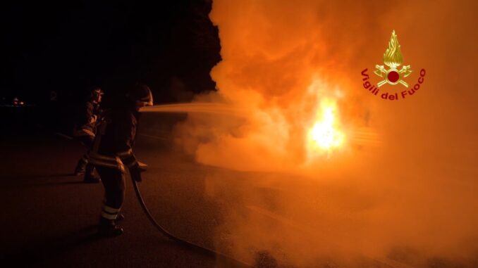 Incendio di un’auto a Fossato di Vico, in fiamme una Mini Cooper