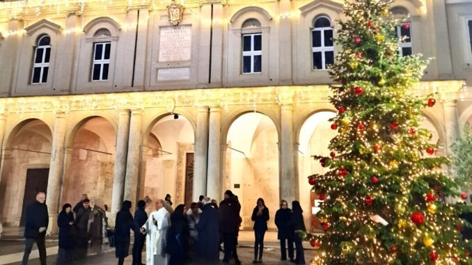 Albero Natale del Lions club Terni Host illumina Piazza Duomo