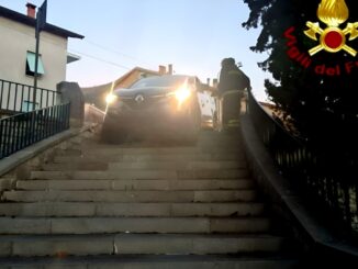 Auto finisce in una scalinata al Mausoleo dei 40 Martiri di Gubbio