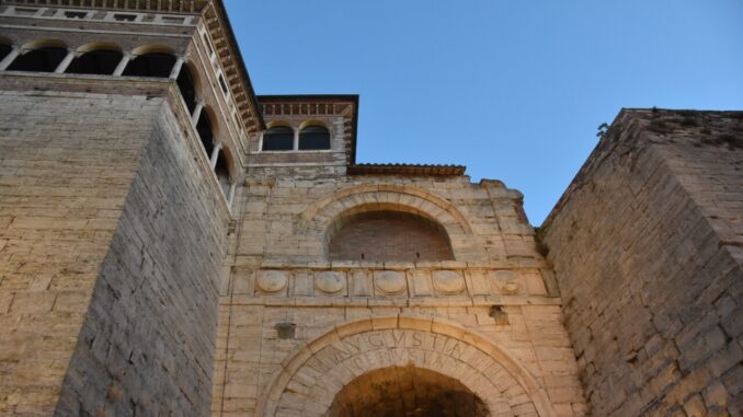 Radici di pietra, le mura etrusche e Umbria Antica Festival