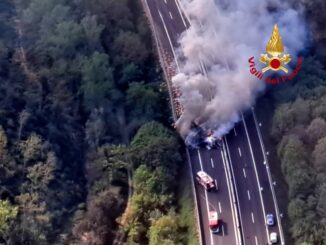 Inferno in autostrada incidente in A1, camion divorato dalle fiamme