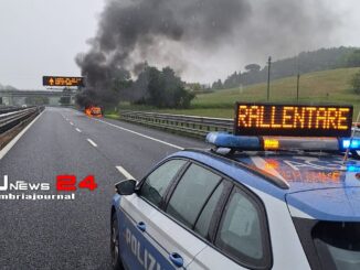 A fuoco auto a Gpl, l'incendio in Autostrada del Sole A1