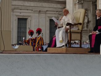 Papa Francesco firma la Carta di Assisi per i bambini