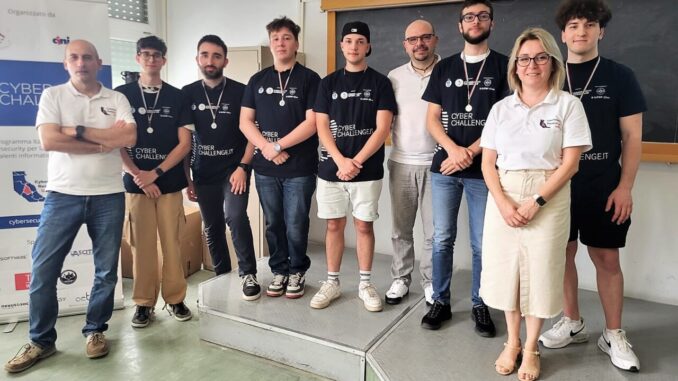 Giovani hacker etici i vincitori di CyberChallenge.IT 2024 a Perugia