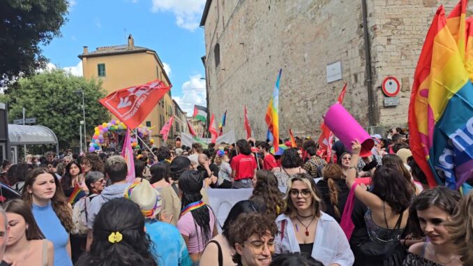Umbria Pride colora Perugia: un’onda arcobaleno di diritti e dignità