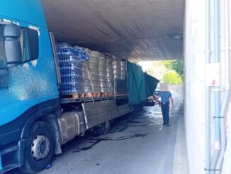 Camion incastrato nel sottopasso di Via Bulgaria a Bastia Umbra